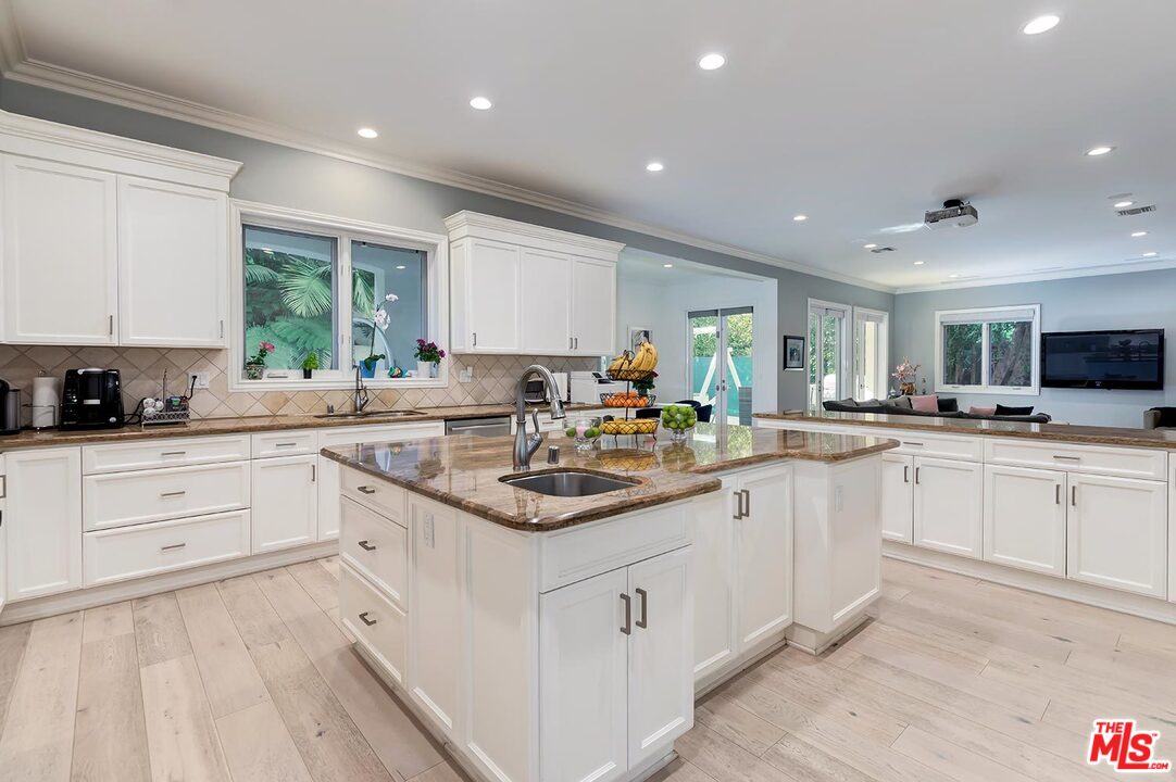 9320 Oakmore Road Los Angeles, CA 90035 - Photo 17 of 44