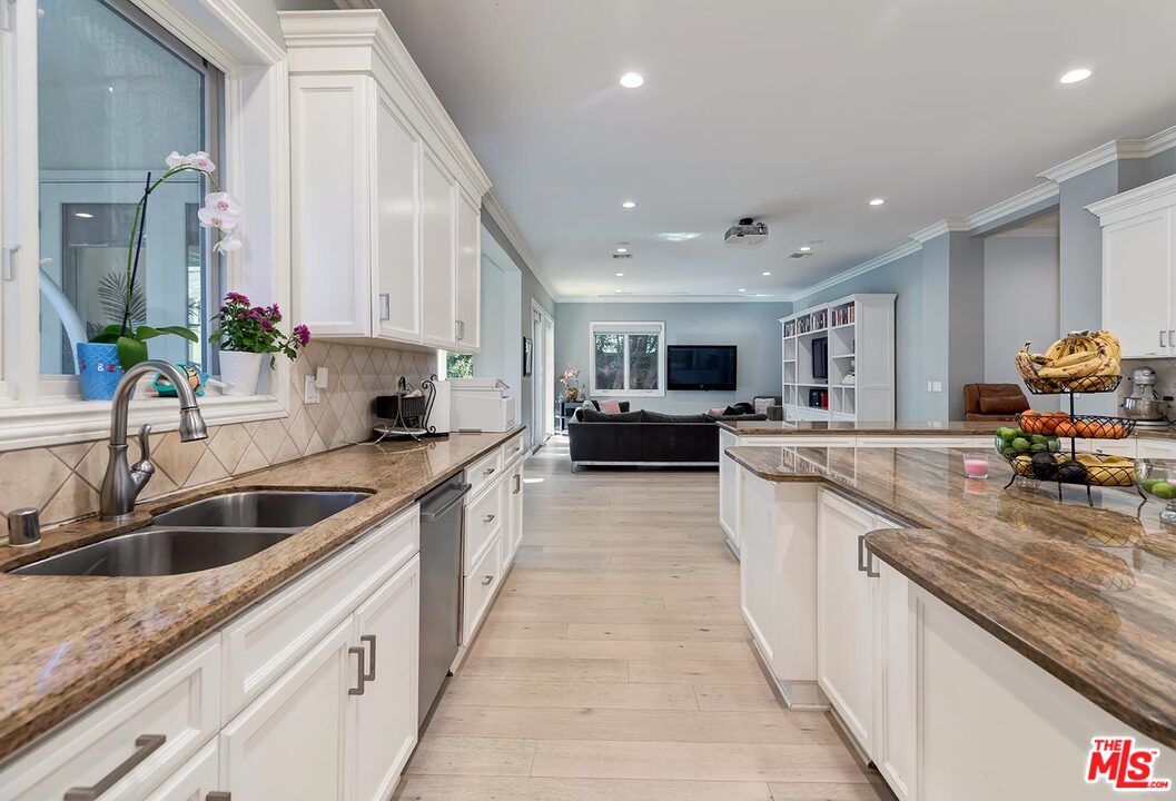 9320 Oakmore Road Los Angeles, CA 90035 - Photo 18 of 44