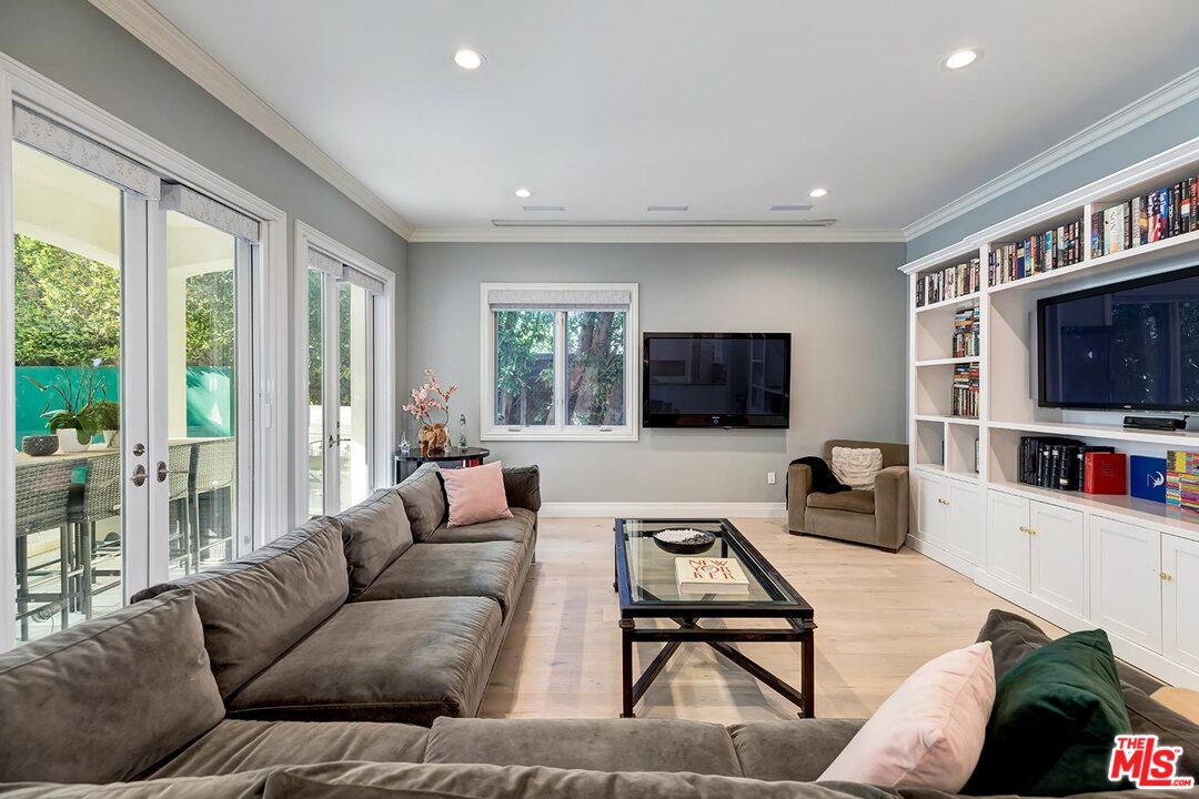 9320 Oakmore Road Los Angeles, CA 90035 - Photo 9 of 44