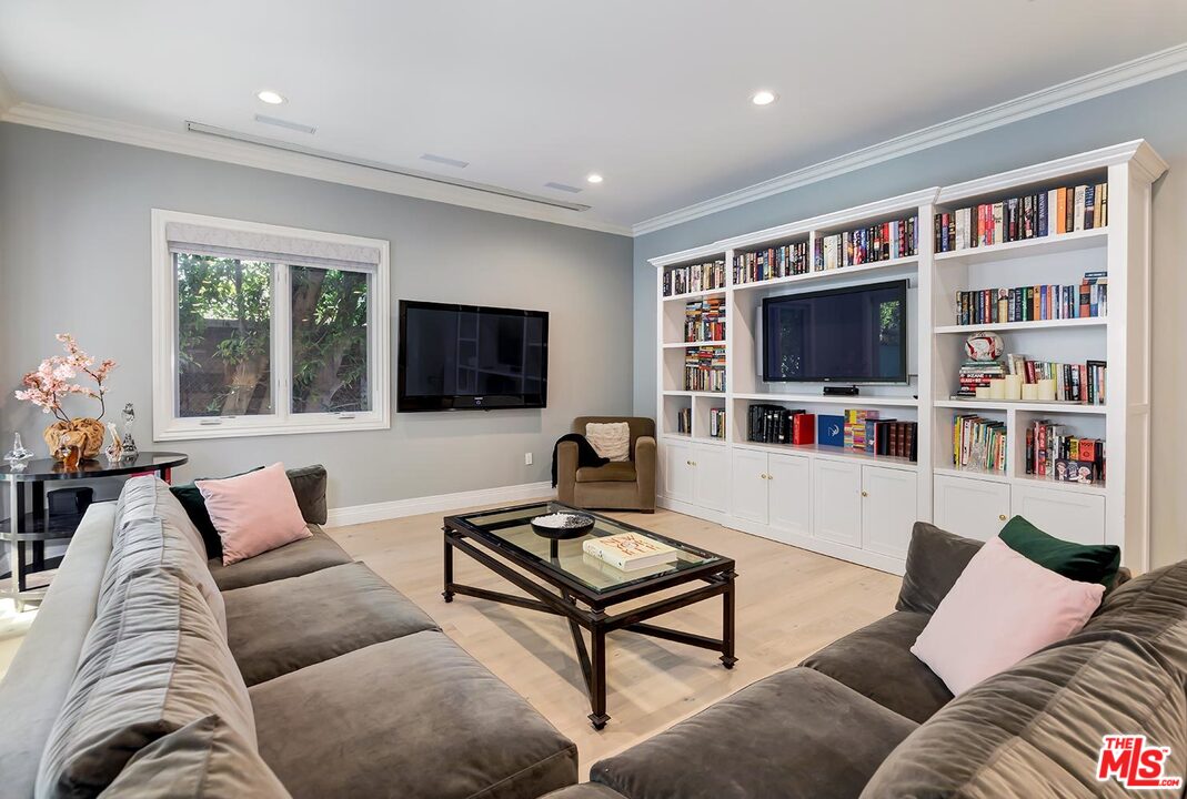 9320 Oakmore Road Los Angeles, CA 90035 - Photo 10 of 44