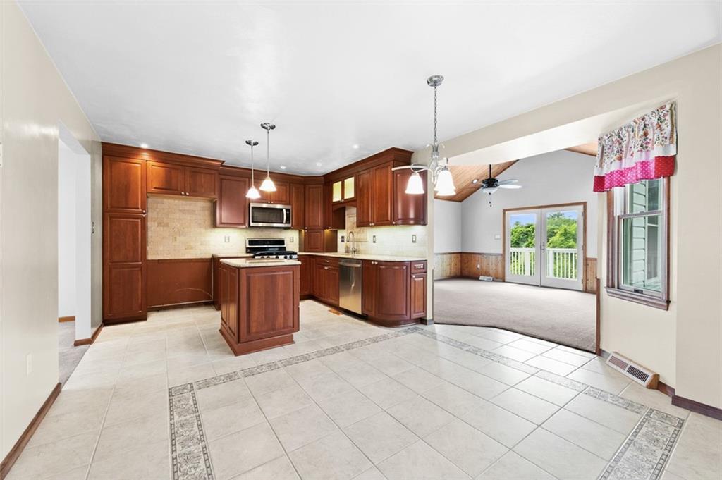 5 Kalyn Court Irwin, PA 15642 - Photo 13 of 40 Eat in Table area in Kitchen