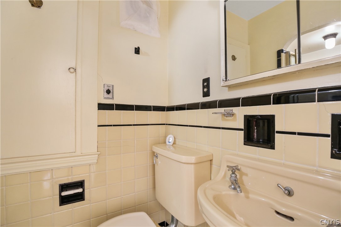 314 Deforest Road Syracuse, NY 13214 - Photo 25 of 40 Bathroom in the primary suite
