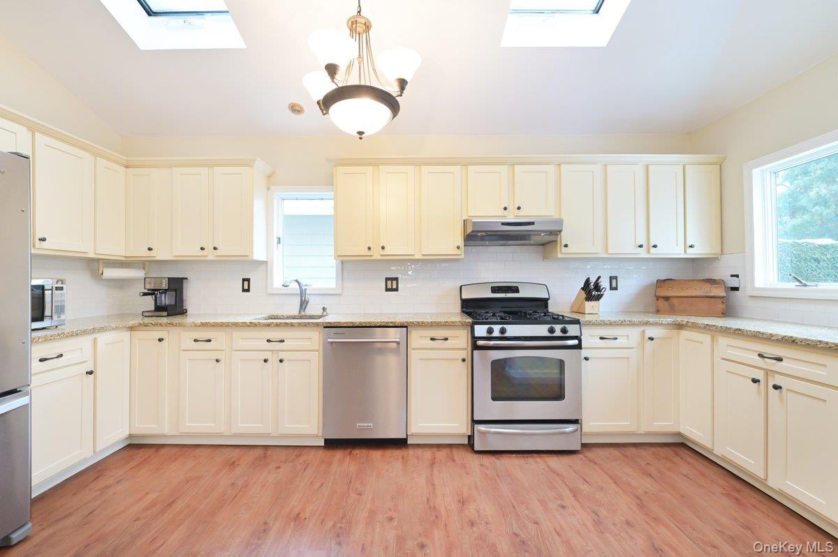 68 Hudson Road Floral Park, NY 11001 - Photo 11 of 25