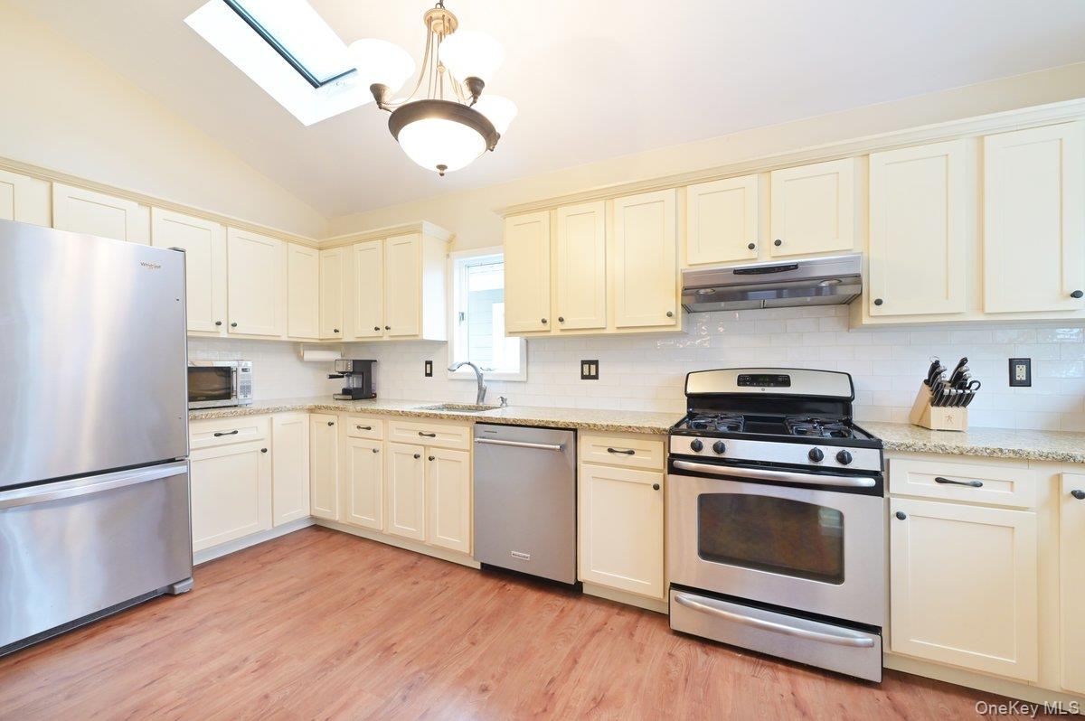 68 Hudson Road Floral Park, NY 11001 - Photo 10 of 25