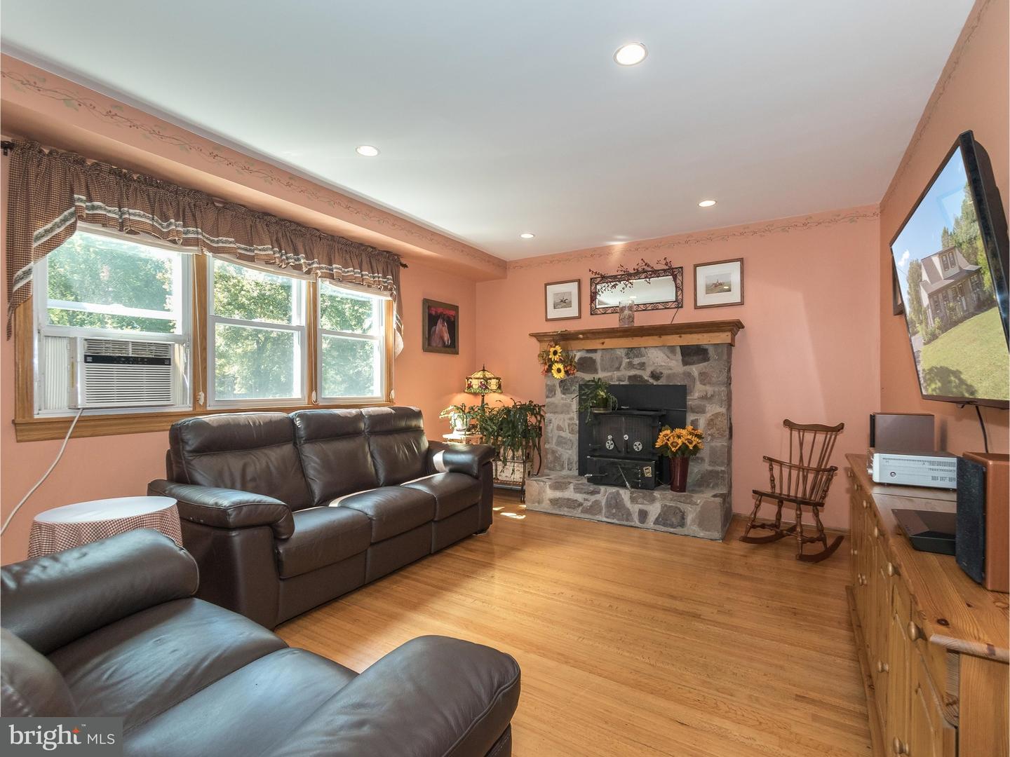105 Municipal Road Pipersville, PA 18947 - Photo 10 of 25 Family Room