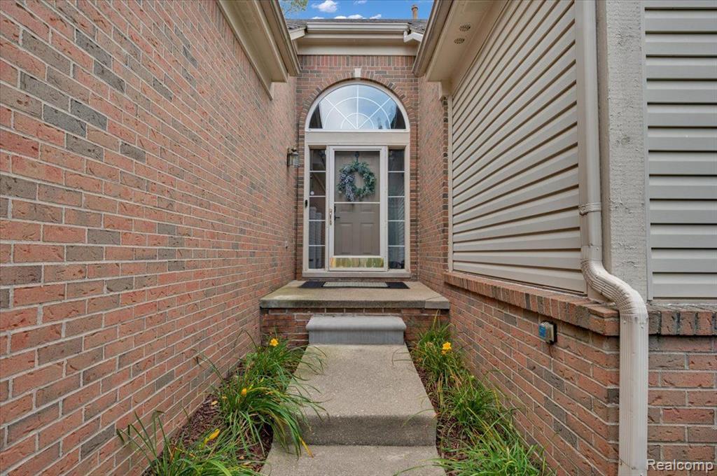 1090 Churchill Circle Rochester, MI 48307 - Photo 3 of 28