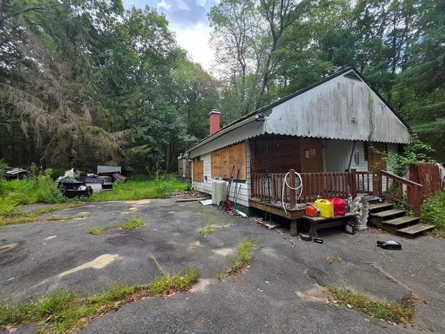 a view of a car park in front of house