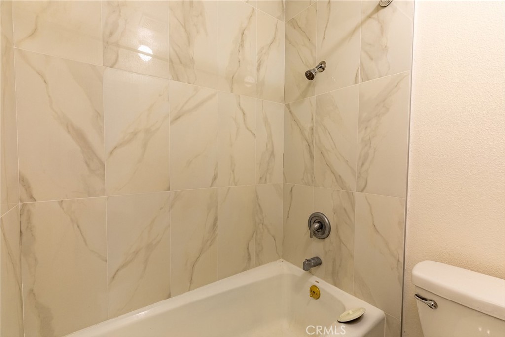 1040 West MacArthur Boulevard, Unit 66 Santa Ana, CA 92707 - Photo 12 of 26 Bathroom - Tub/Shower