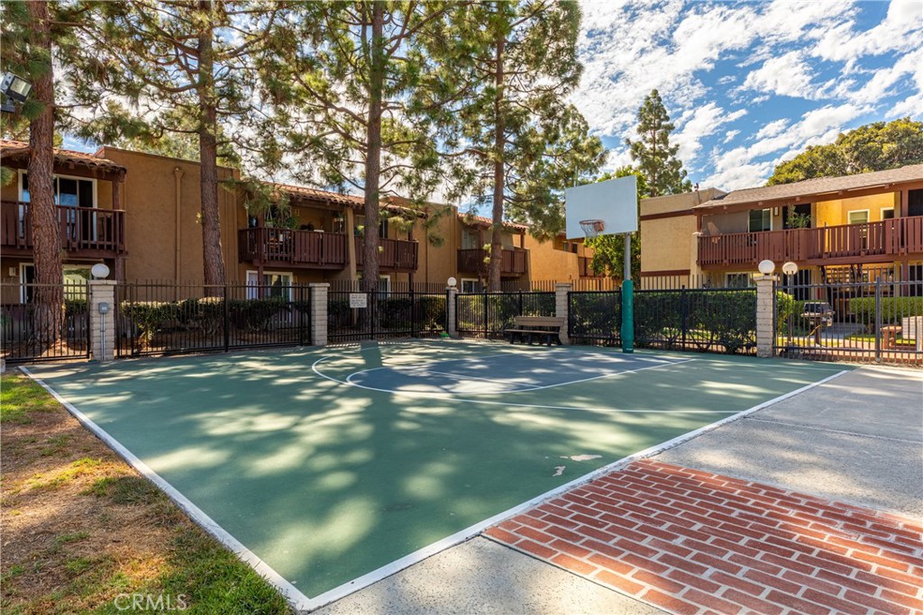 1040 West MacArthur Boulevard, Unit 66 Santa Ana, CA 92707 - Photo 19 of 26 HOA Basketball Court