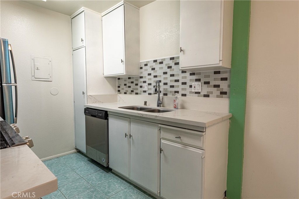 1040 West MacArthur Boulevard, Unit 66 Santa Ana, CA 92707 - Photo 5 of 26 Kitchen