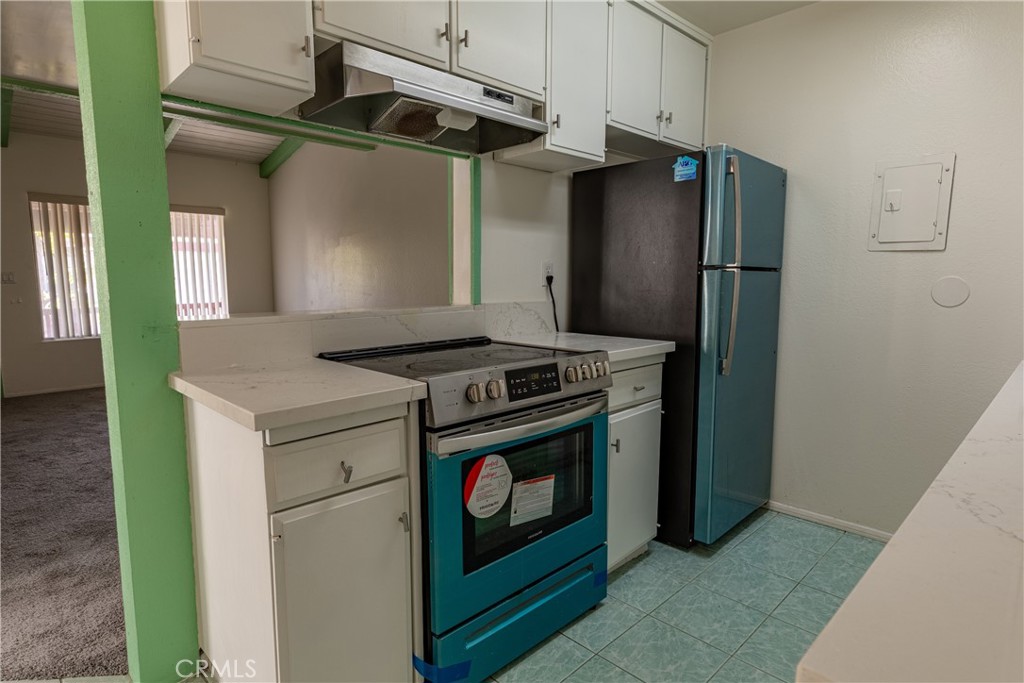 1040 West MacArthur Boulevard, Unit 66 Santa Ana, CA 92707 - Photo 7 of 26 Kitchen