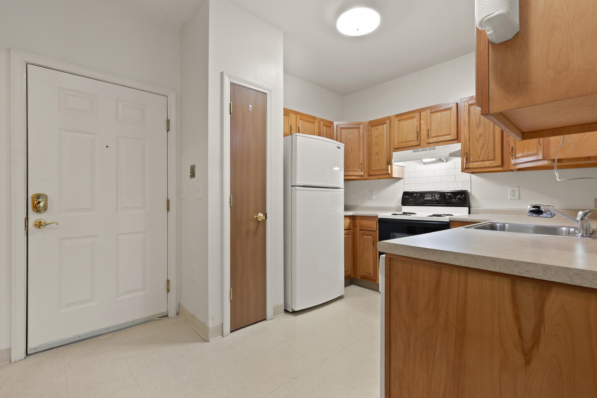 18 Harbor Avenue, Unit 103 Nashua, NH 03060 - Photo 13 of 25