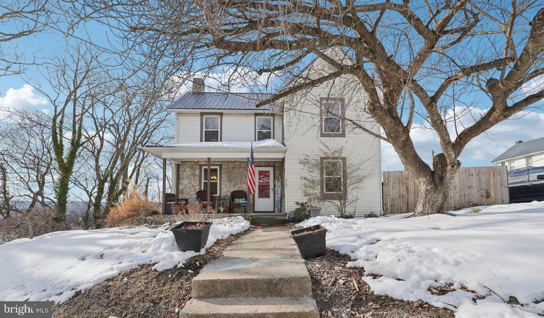 a view of a yard with a tree