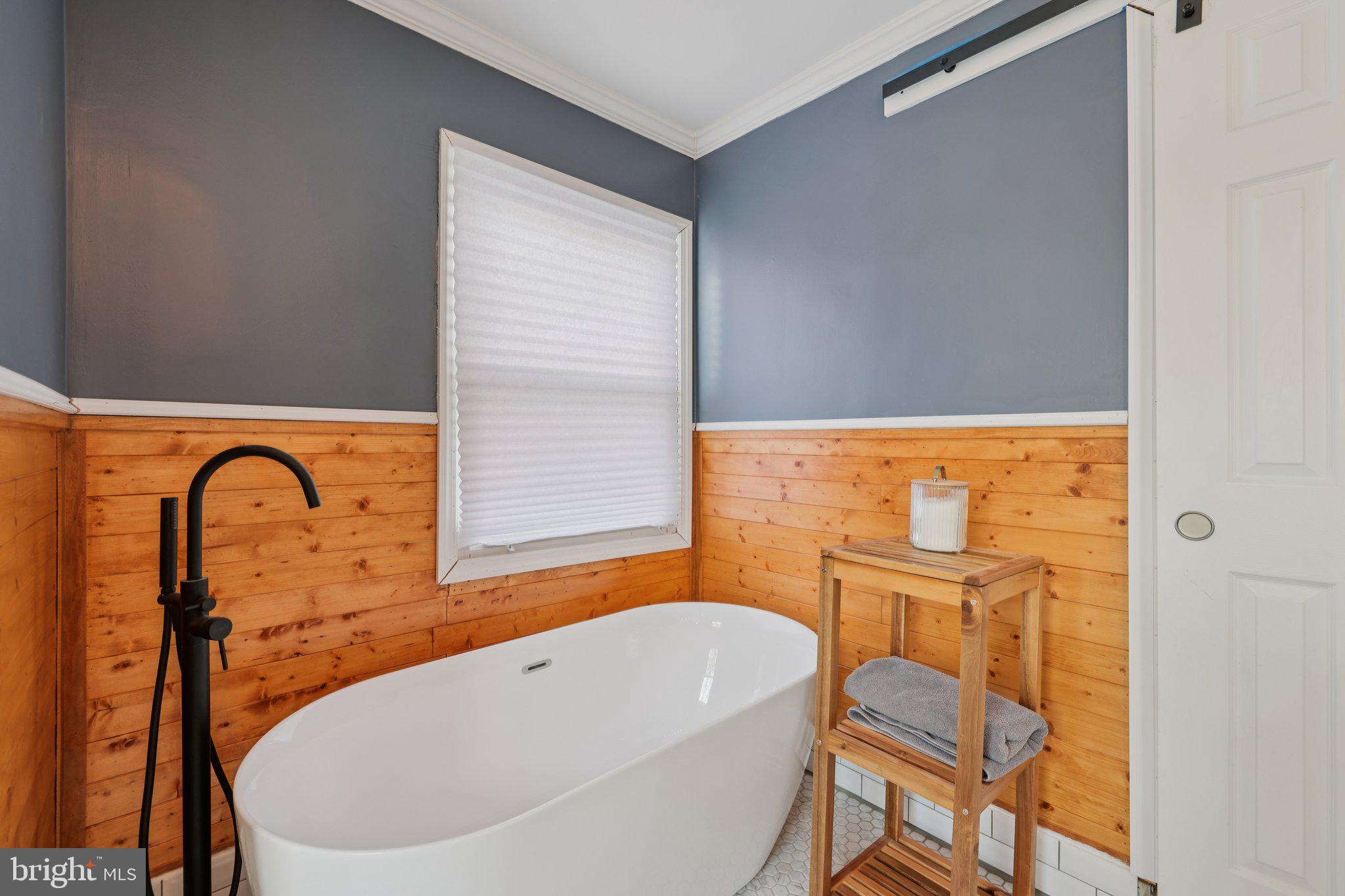 519 North Maple Avenue Brunswick, MD 21716 - Photo 16 of 26 a bathroom with a bathtub and a shower