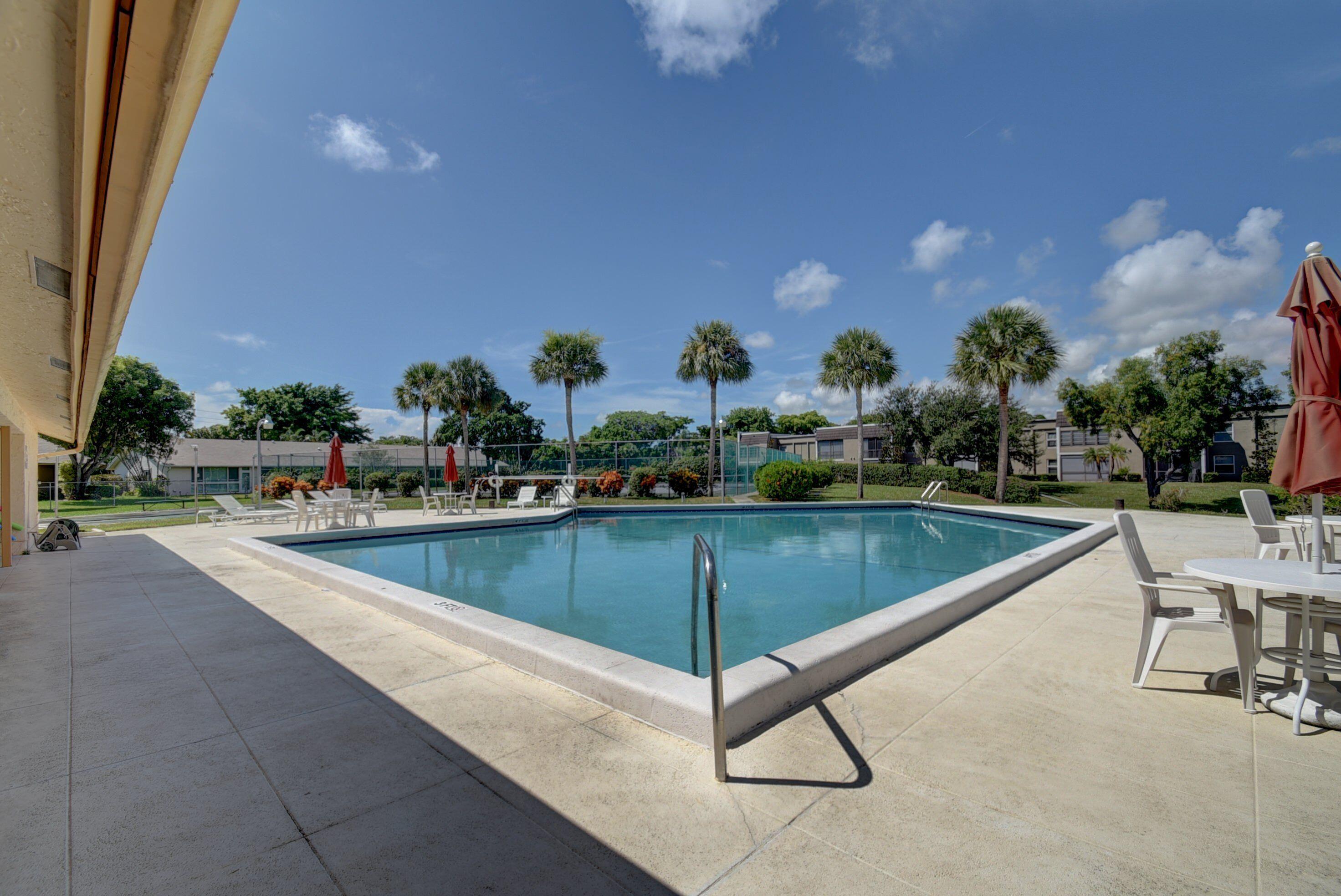 724 Lago Road Delray Beach, FL 33445 - Photo 30 of 37 Lago del Rey pool