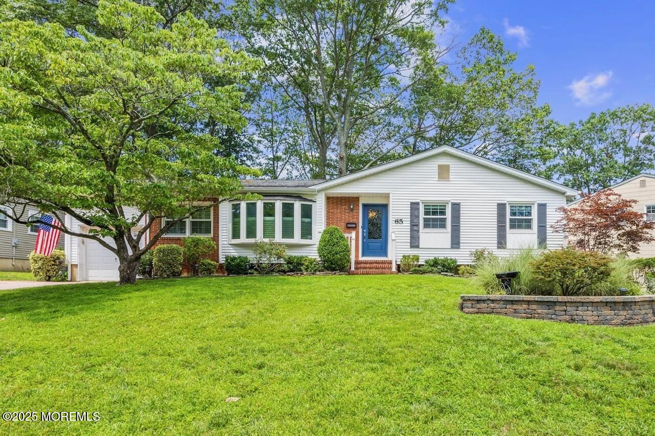 a view of a house with a yard