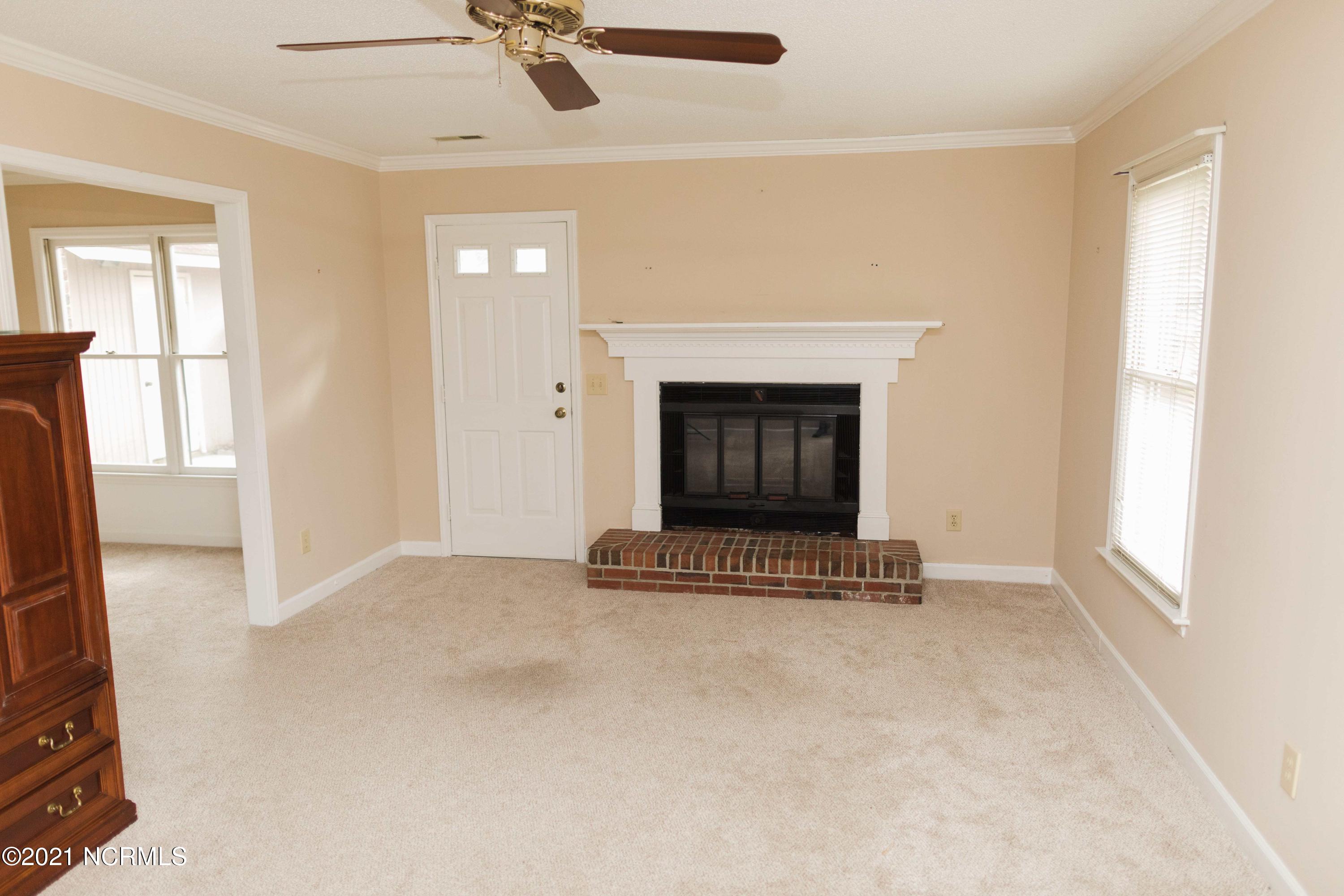 1985 Quail Ridge Road, Unit N Greenville, NC 27858 - Photo 4 of 16 Living Room