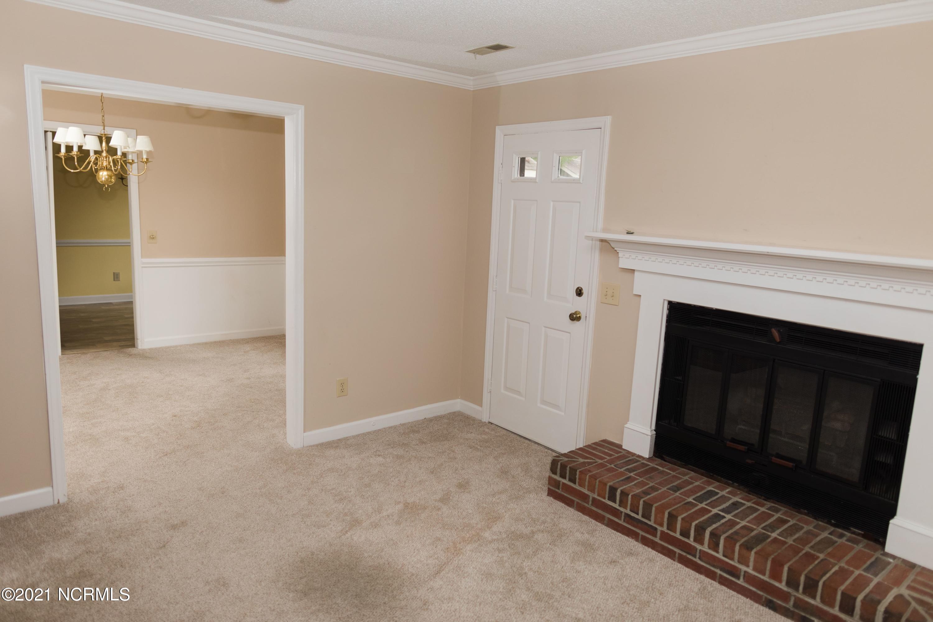 1985 Quail Ridge Road, Unit N Greenville, NC 27858 - Photo 7 of 16 Living Room