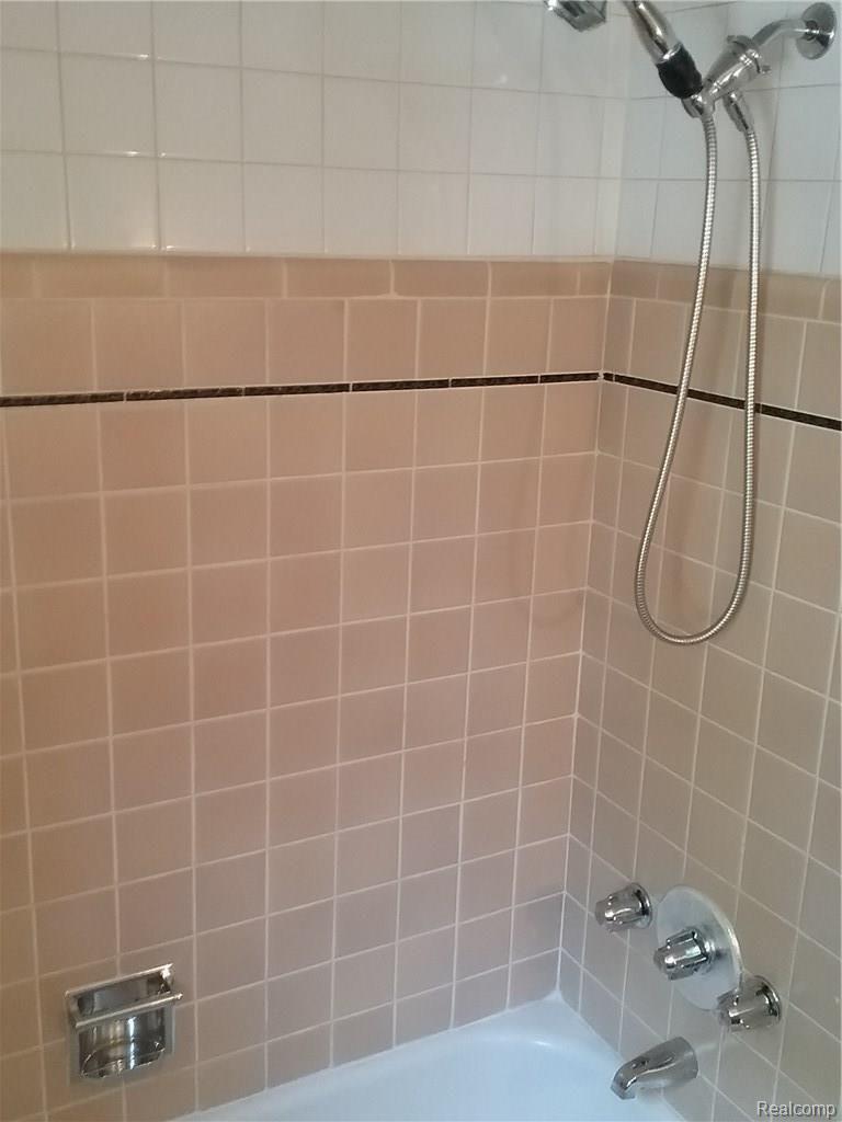 3878 Cumberland Road Berkley, MI 48072 - Photo 29 of 51 bathroom4.jpg
