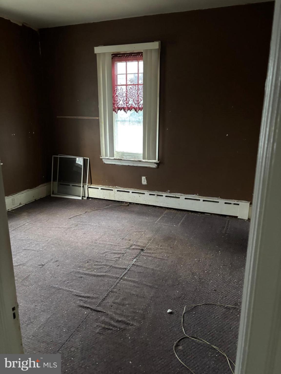 867 Beverly Road Burlington, NJ 08016 - Photo 8 of 23 Spacious room with potential for transformation.