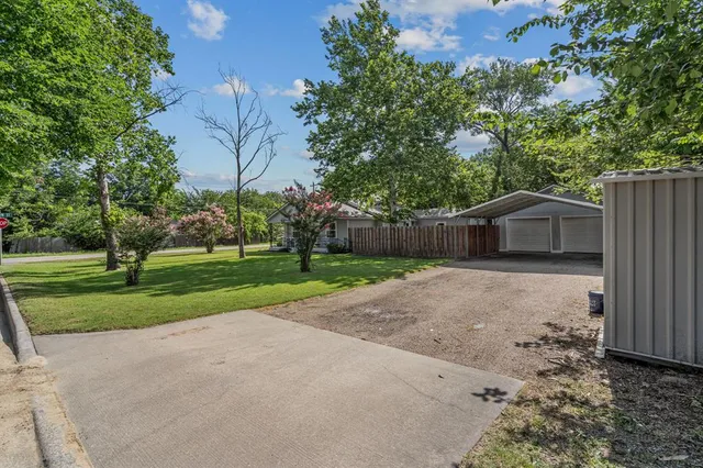 a view of a house with backyard and a tree