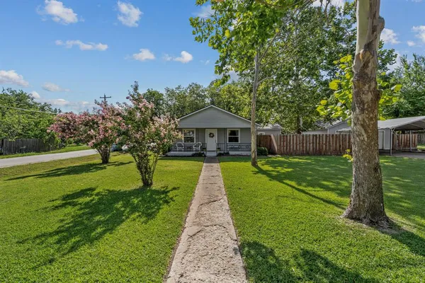 a view of a house with a yard