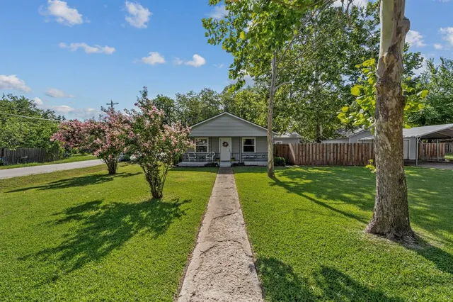 a view of a house with a yard