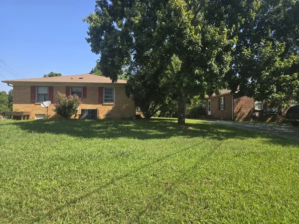 a view of a house with a yard