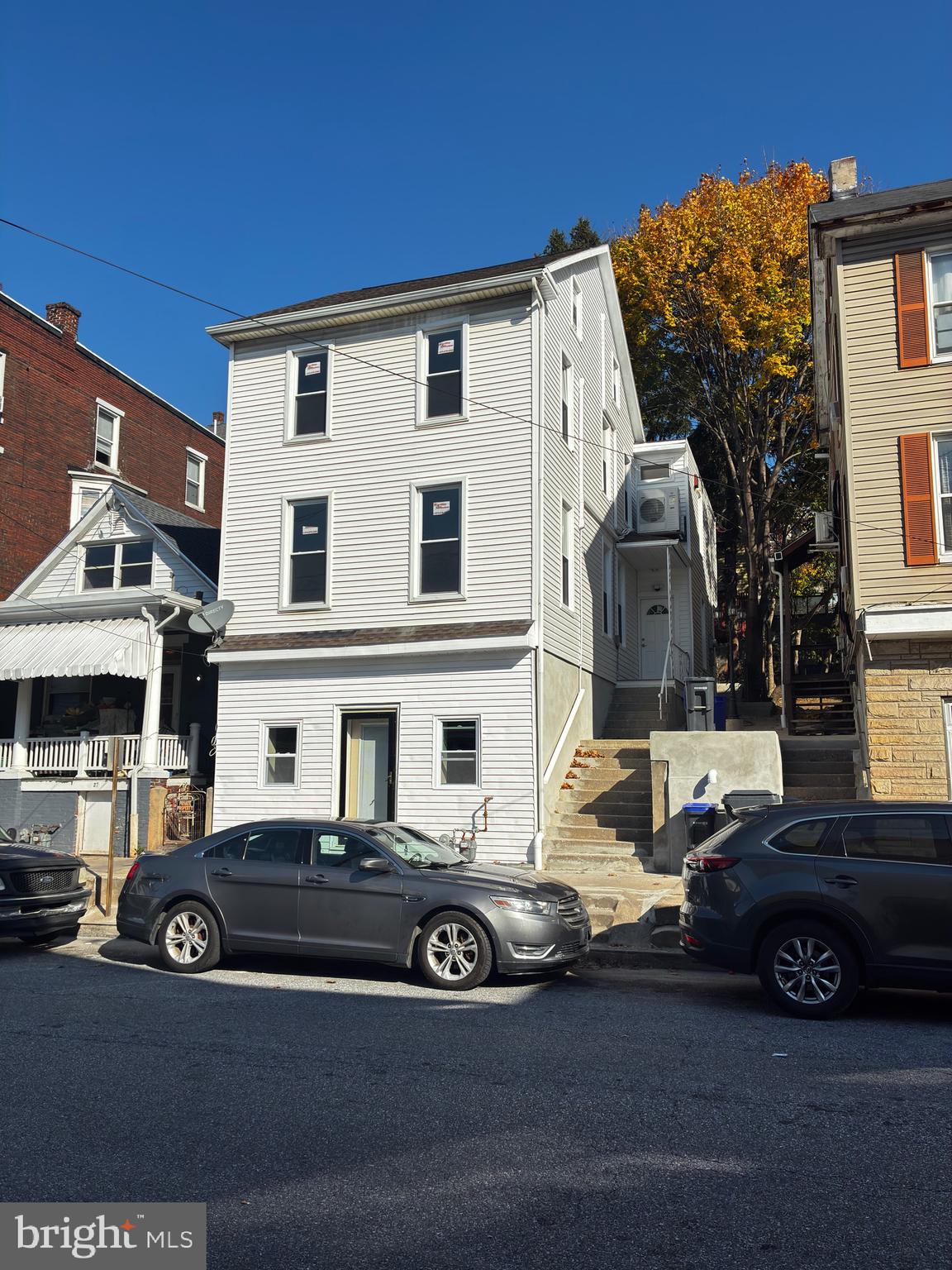 a car parked in front of a white house