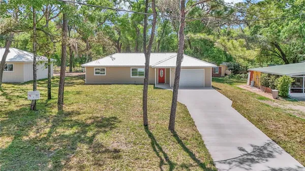 a view of a house with backyard