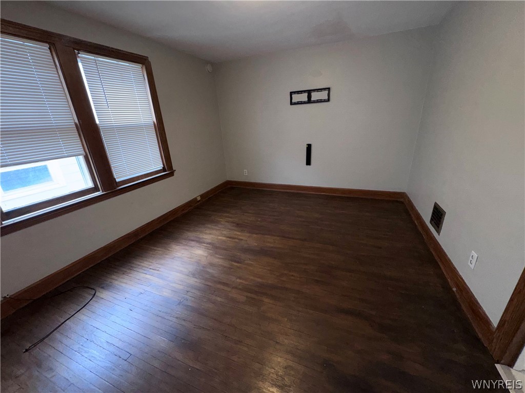 34 Sunset Street Buffalo, NY 14207 - Photo 2 of 12 Living room