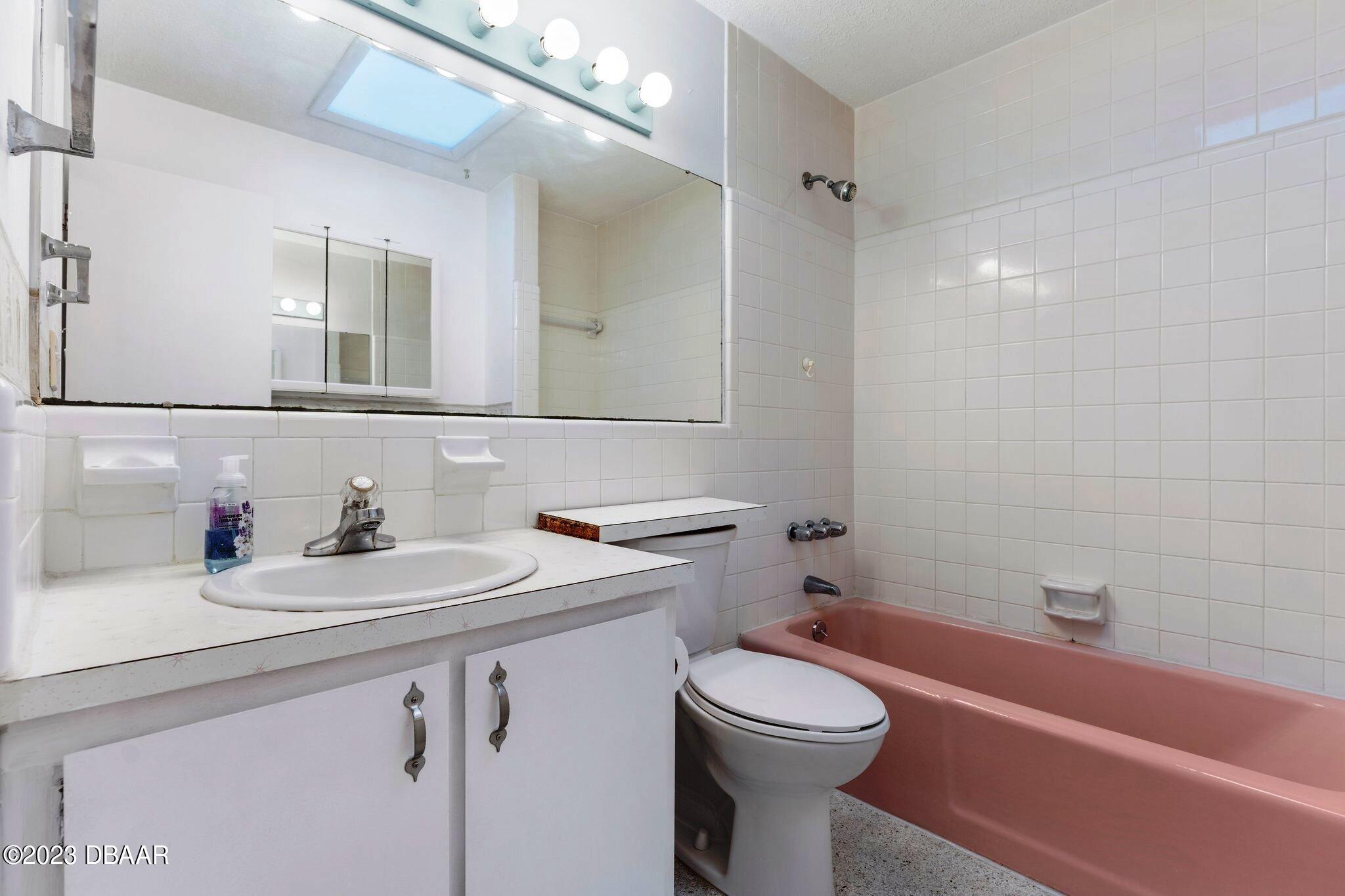 997 Parkwood Drive Ormond Beach, FL 32174 - Photo 18 of 25 997 Parkwood guest bath