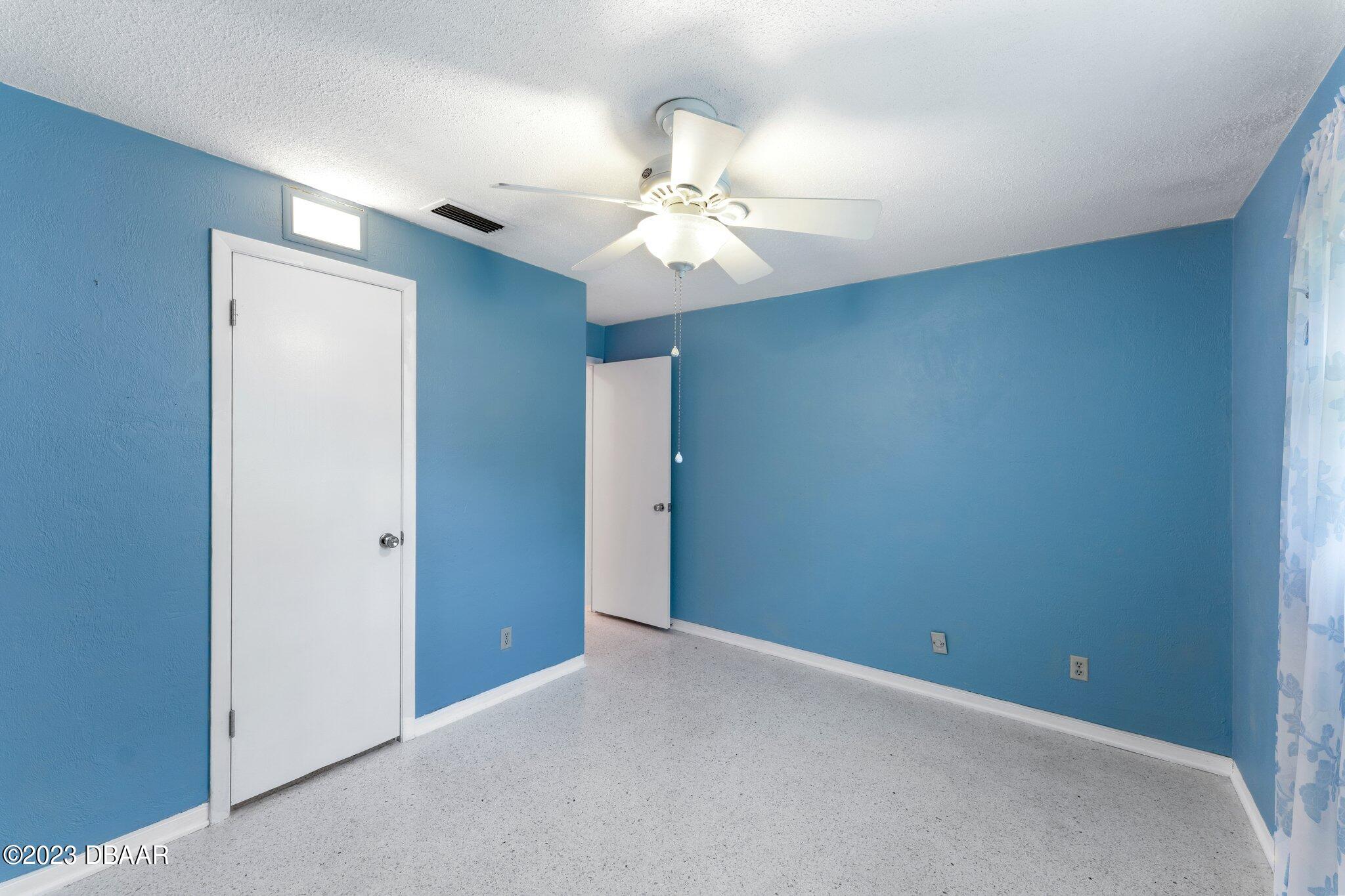 997 Parkwood Drive Ormond Beach, FL 32174 - Photo 19 of 25 997 Parkwood blue guestroom