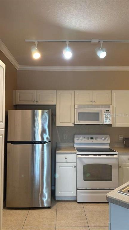 260 Old Village Center Circle, Unit 8205 St. Augustine, FL 32084 - Photo 5 of 13 a kitchen with a stove top oven and refrigerator