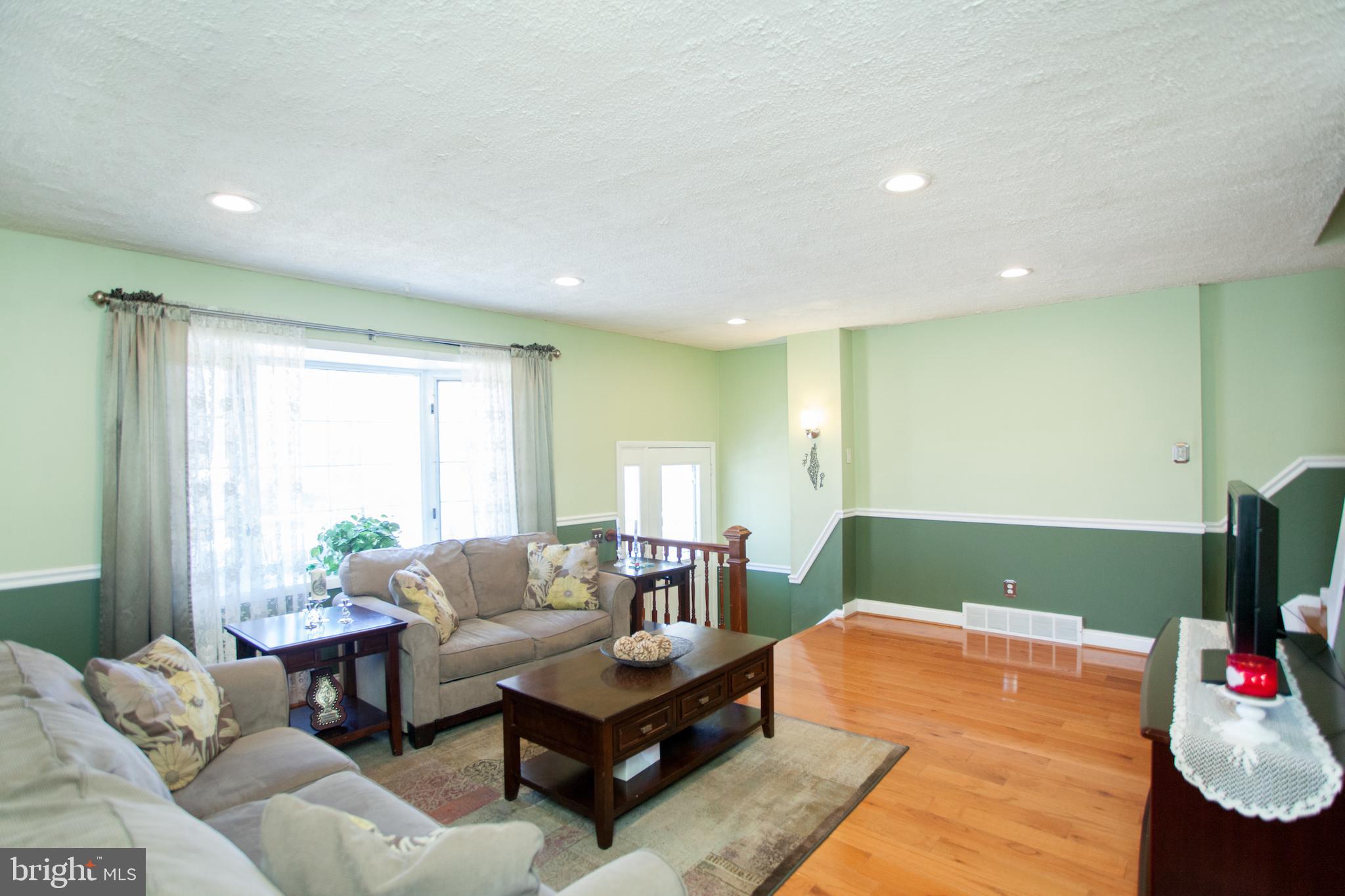12516 Chilton Road Philadelphia, PA 19154 - Photo 2 of 73 Living Room