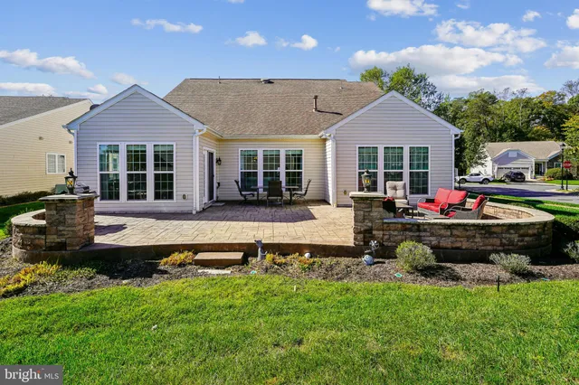 a view of a house with backyard