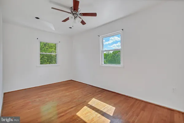 a view of empty room with window