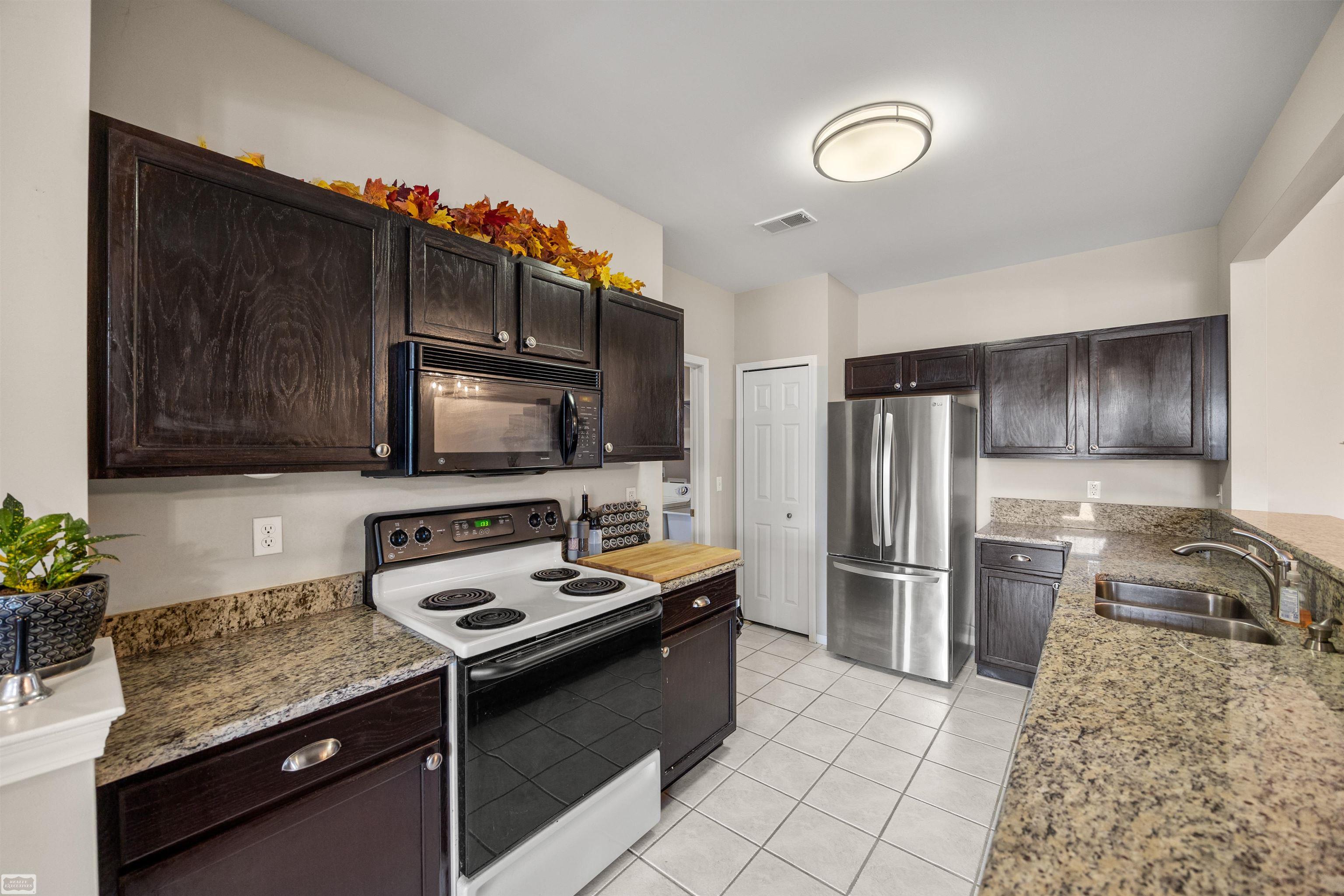 1852 Flagstone Circle Rochester, MI 48307 - Photo 15 of 28 50182807-53E384EB-D3DD-4C18-BD78-BDDD4B404F02.JPG