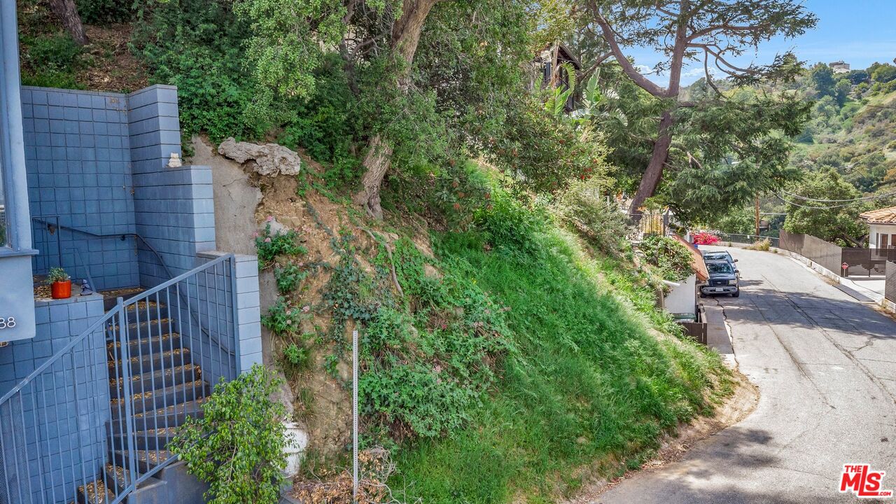 7192 Woodrow Wilson Drive Los Angeles, CA 90068 - Photo 4 of 8 a view of a yard from a patio