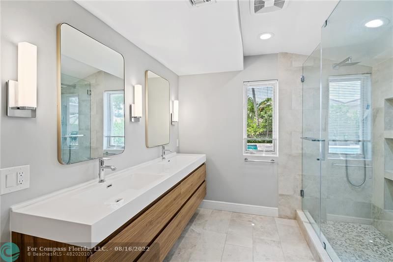3401 North 31st Terrace Hollywood, FL 33021 - Photo 23 of 35 a spacious bathroom with a bathtub shower sink and mirror