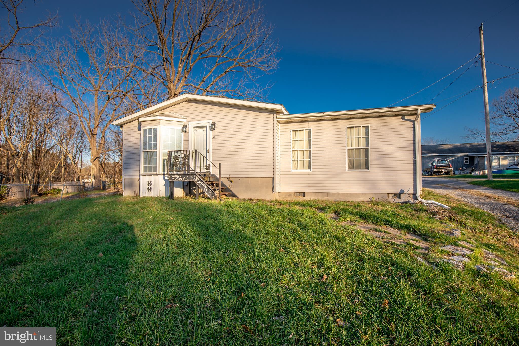 This cozy 2 bedroom 1 bath home has the space