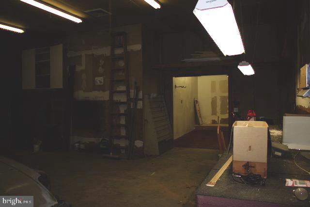 60 Policeman Club Road Falling Waters, WV 25419 - Photo 30 of 32 woodworker and plenty of garage space for a shade