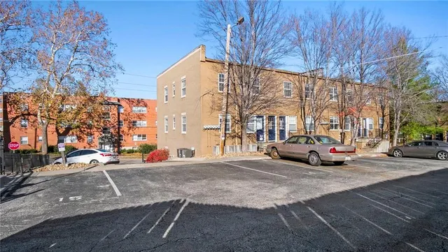 $149,900 | 1211 West 45th Street, Unit 2W, Kansas City, MO 64111