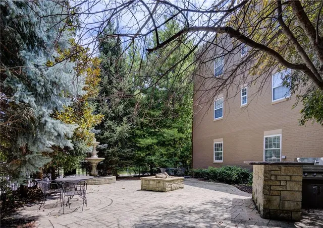 $149,900 | 1211 West 45th Street, Unit 2W, Kansas City, MO 64111