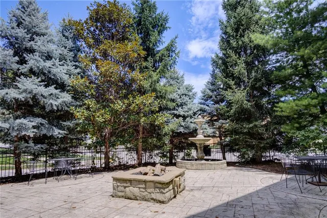 $149,900 | 1211 West 45th Street, Unit 2W, Kansas City, MO 64111