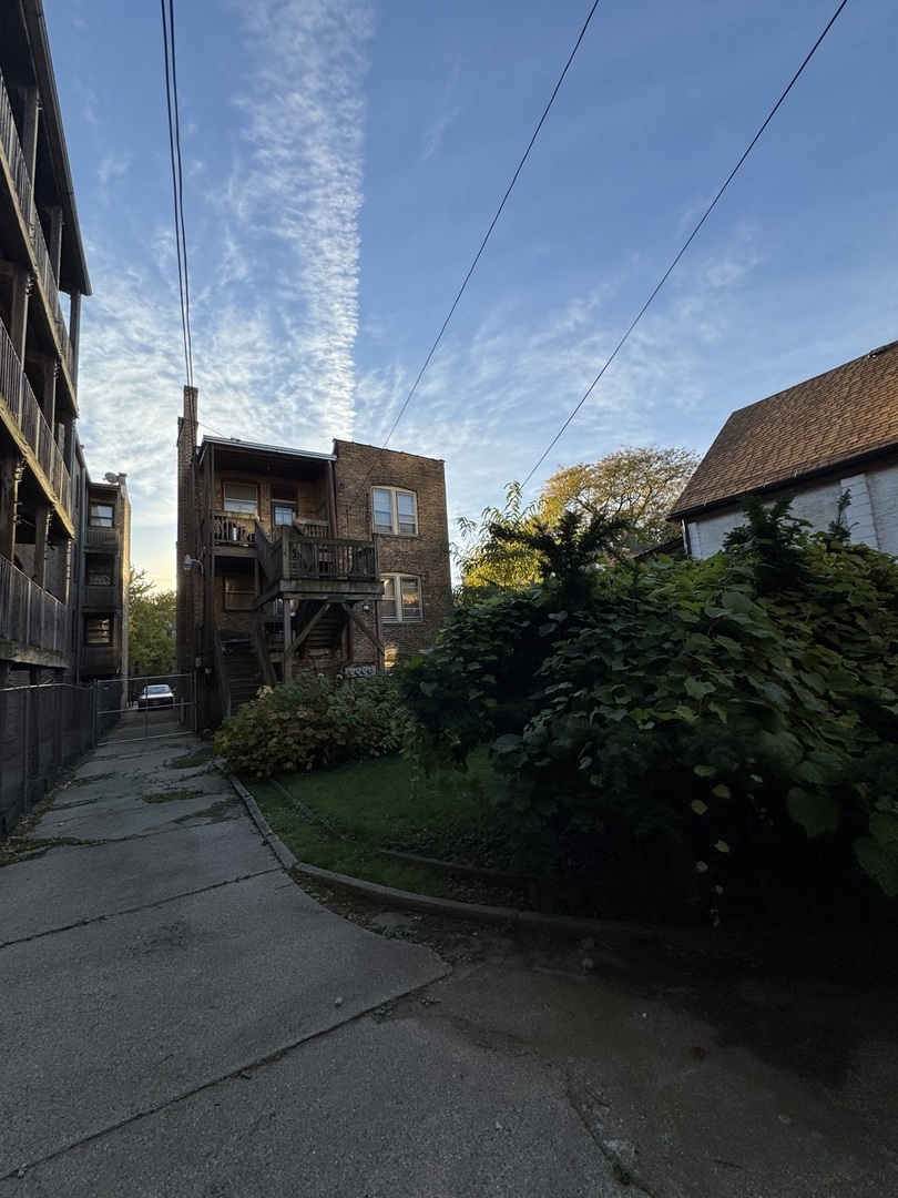 7329 South Coles Avenue Chicago, IL 60649 - Photo 13 of 20 a backyard of a house with lots of green space