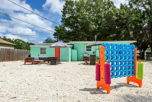 a view of a backyard space