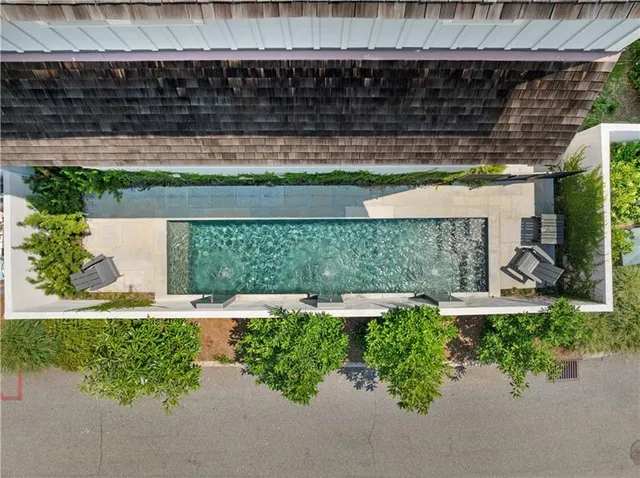 a view of a back yard