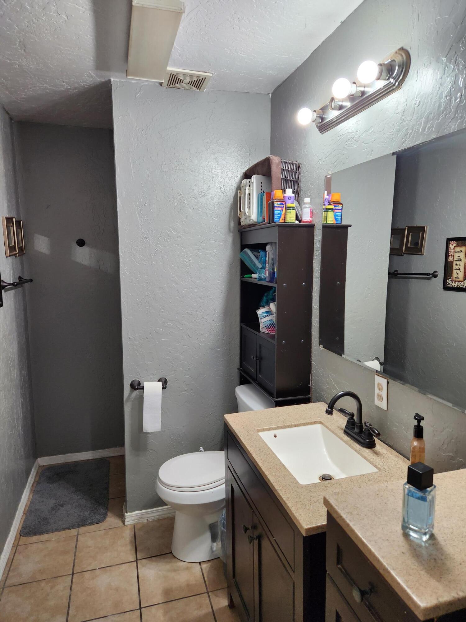 752 South R Street Tulare, CA 93274 - Photo 12 of 27 Hall Bath