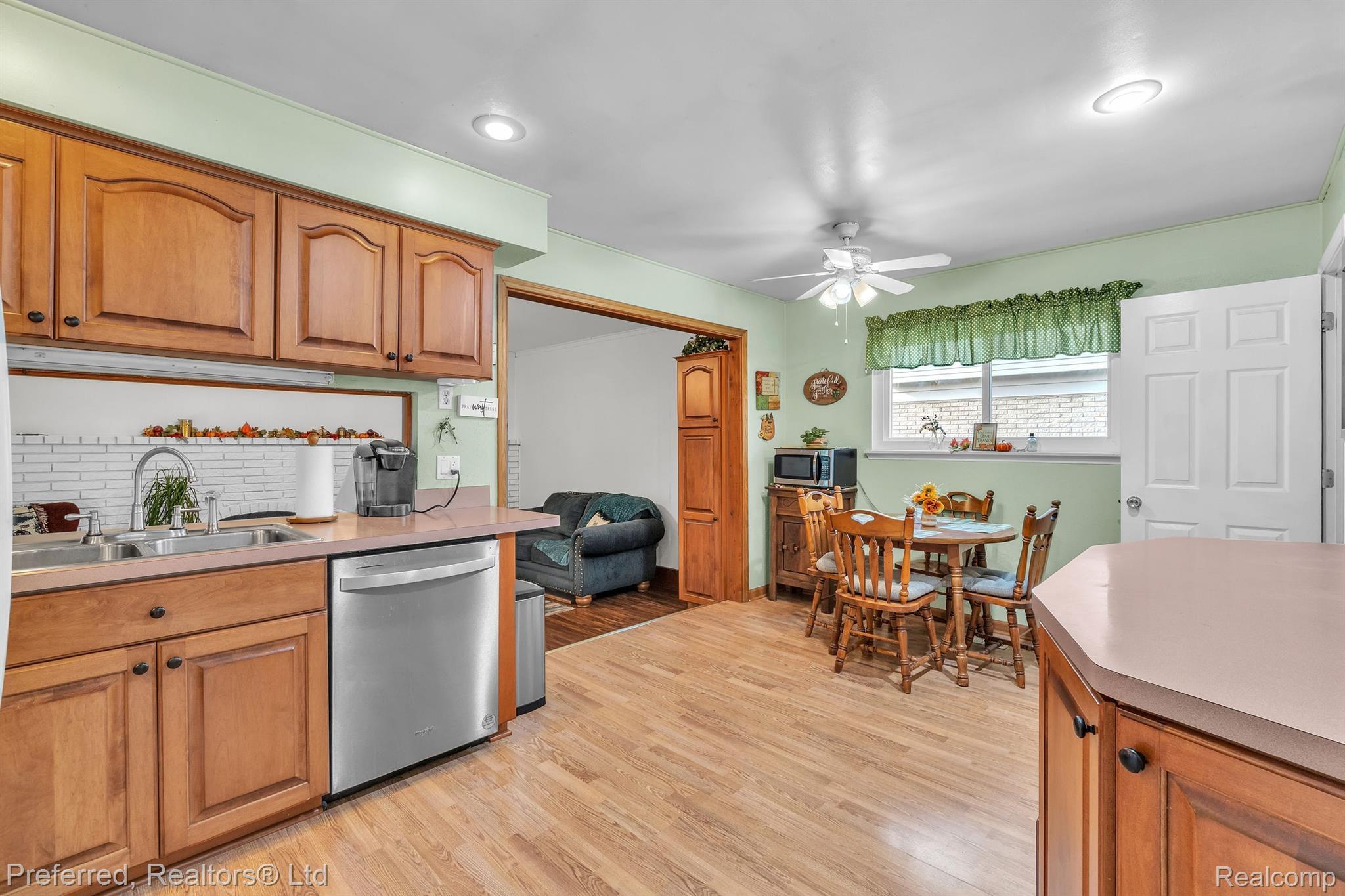 390 Meadowlake Road Canton, MI 48188 - Photo 8 of 38 Gallery Image 8